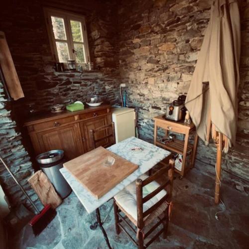 - une cuisine avec une table et une table en bois dans l'établissement Les Terrasses, à Cabrespine