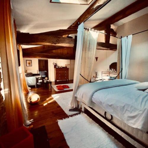 une chambre avec un lit et un salon dans l'établissement Les Terrasses, à Cabrespine