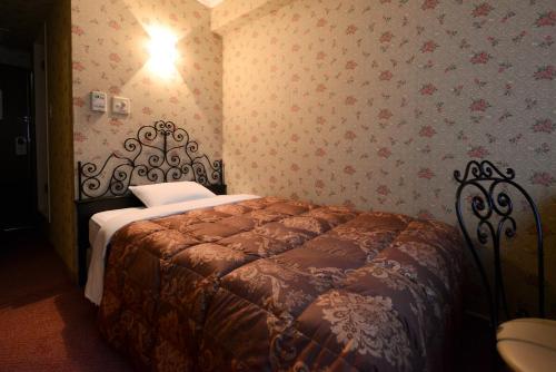 a bedroom with a bed in a room with wallpaper at Sakura Fleur Aoyama in Tokyo