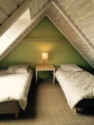 プロゴフにあるP'ti Gîte en paille face à l'Océanの緑豊かな屋根裏部屋 ベッド2台 テーブル付