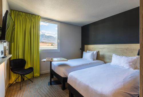 Postel nebo postele na pokoji v ubytování Ibis Styles Crolles Grenoble A41