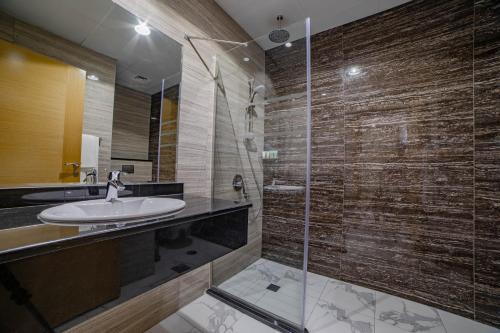 A bathroom at Platinum Coast Hotel Apartments