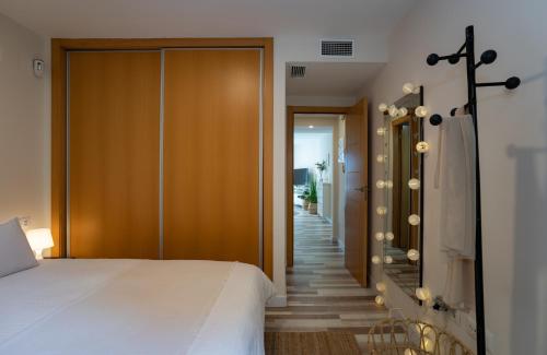 een slaapkamer met een bed en een hal met een trap bij EnjoyMe in Málaga
