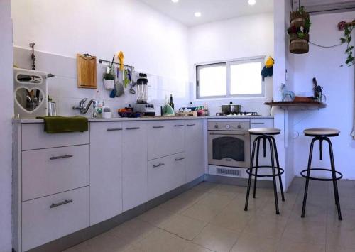Kuchyň nebo kuchyňský kout v ubytování Eilat super terrace and garden apartment