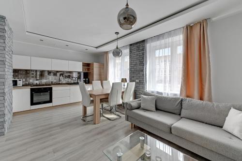 een woonkamer met een bank en een tafel bij Comfort Apartments Old Town Grobla in Gdańsk