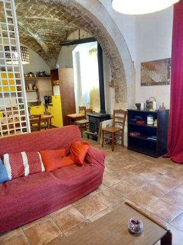 ein Wohnzimmer mit einem Sofa und einem Tisch in der Unterkunft La Casolare in Condoianni