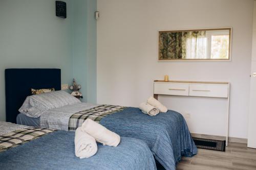 - une chambre avec 2 lits et des serviettes dans l'établissement Apartamento Dolce Vita, à Salou