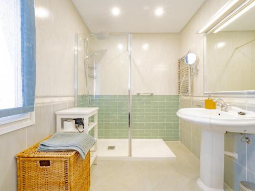 A bathroom at Cubo's Penthouse Cabopino Port Marbella & Parking