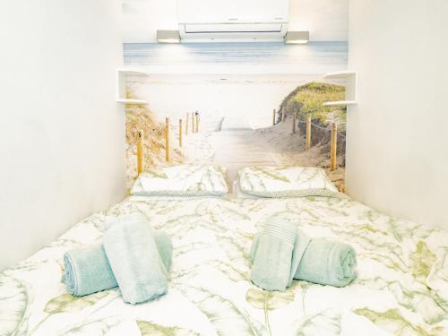 Ένα ή περισσότερα κρεβάτια σε δωμάτιο στο Cubo's Penthouse Cabopino Port Marbella & Parking