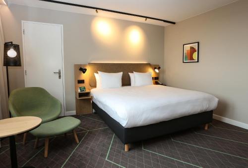מיטה או מיטות בחדר ב-Holiday Inn The Hague - Voorburg, an IHG Hotel
