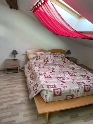 una camera con letto e zanzariera rossa di Maison à louer Les Roses ad Arconville