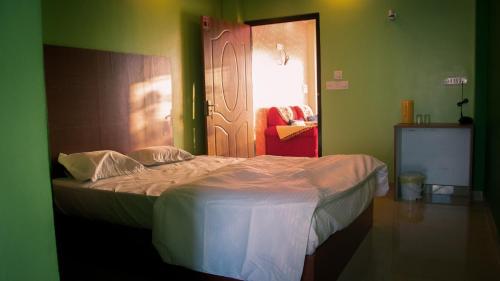 Una cama o camas en una habitación de Malar inn