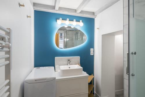 a bathroom with a sink and a mirror at DIFY Quatre Chapeaux - Centre ville in Lyon