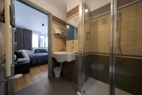 y baño con ducha, lavamanos y ducha. en La boutique di via dell Indipendenza, en Bolonia