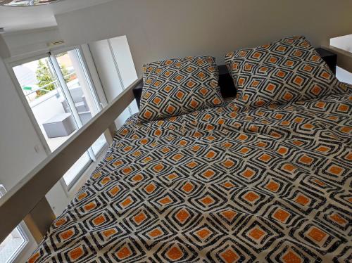 uma cama grande num quarto com uma janela grande em Le 2neuf - Magnifique T1bis - Grande terrasse em Vertou