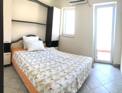 Postel nebo postele na pokoji v ubytování Rafailovici Holiday Apartments