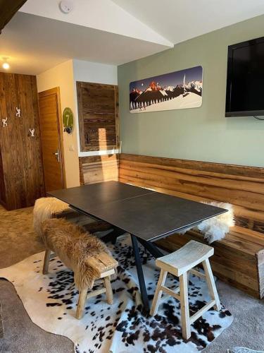 - une table de ping-pong et 2 chaises dans la chambre dans l'établissement Tignes 2100, tout confort, à Tignes
