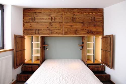 - une chambre avec un lit dans une pièce avec des armoires ouvertes dans l'établissement Tignes 2100, tout confort, à Tignes