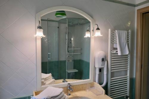 łazienka z umywalką i lustrem w obiekcie Ganimede Apartament w mieście Sperlonga