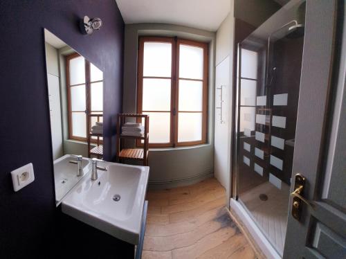 une salle de bain avec une baignoire, un lavabo et une douche dans l'établissement Le 2 pièces avec parking privé, à Honfleur