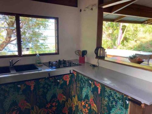 Kuchyň nebo kuchyňský kout v ubytování Cottage chaleureux avec vue mer et piscine