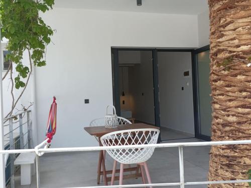 Un balcón o terraza en Galini Studios & Apartments-Adults only
