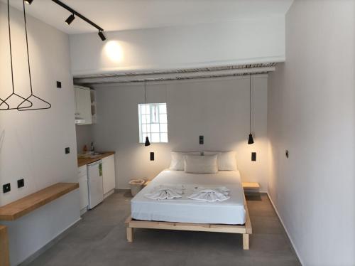 Una cama o camas en una habitación de Galini Studios & Apartments-Adults only