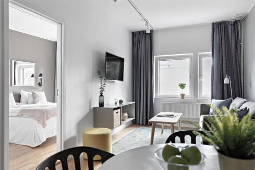 1 dormitorio con 1 cama y sala de estar en Forenom Hotel Kista, en Estocolmo