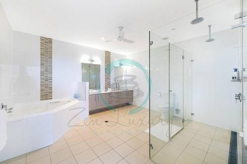 Bilik mandi di ZEN LUXURY: 2-Story 4-BR Penthouse in Darwin City with Mindal Markets & Harbour Views