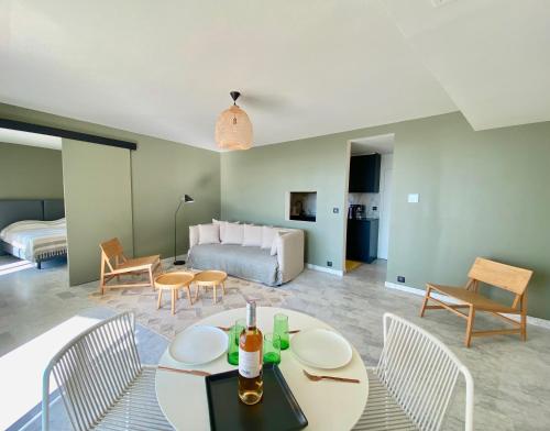 un salon avec une table et des chaises et un lit dans l'établissement LA SUITE - La Grande Motte P2 Avec Vue Panoramique, clim, WIFI, à La Grande Motte