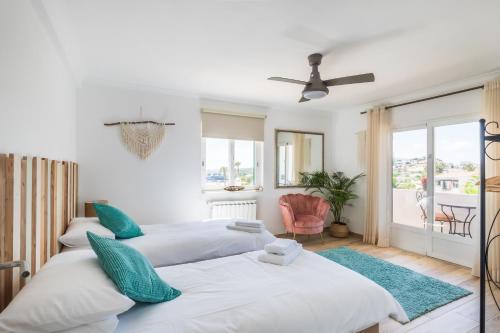 une chambre avec deux lits et une fenêtre dans l'établissement Vida Boa Lodge, à Lagos