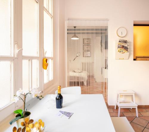 Habitación blanca con mesa blanca y baño. en Sweet Home Pitti Verdelli, en Crema