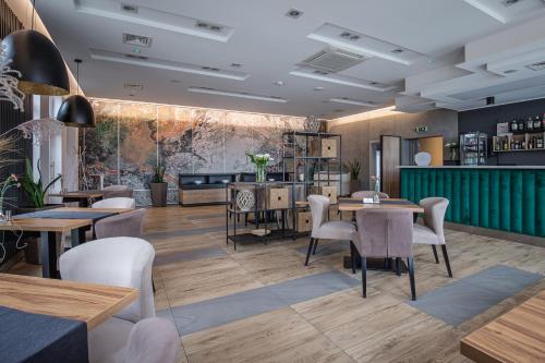 Blu Residence في جلونا غورا: مطعم فيه طاولات وكراسي في الغرفة