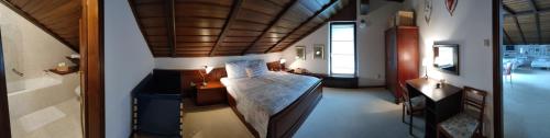 una camera con un letto in una piccola stanza di Guest House Zajec a Kuzminec