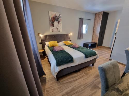 Un pat sau paturi într-o cameră la Solemar Luxury Rooms
