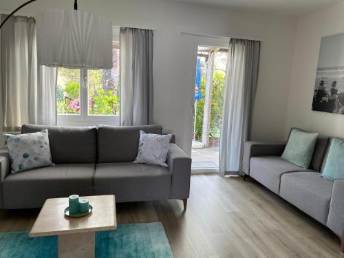 ein Wohnzimmer mit einem Sofa und einem Tisch in der Unterkunft Ascona Casa Cristina in Ascona