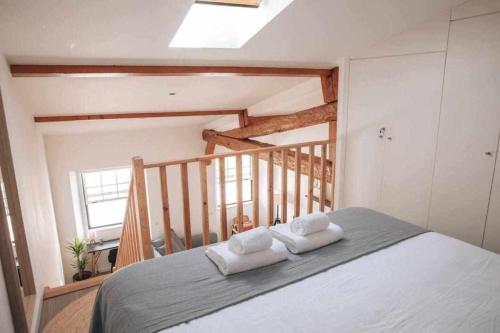 een slaapkamer met een bed met twee handdoeken erop bij Casa dAmélia in Leiria