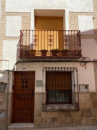 ein Gebäude mit einem Balkon und zwei Türen in der Unterkunft Casa Jaraíz - Centre town in Caravaca de la Cruz