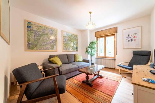 a living room with a couch and a table at Casa Mirabella in Sottoguda