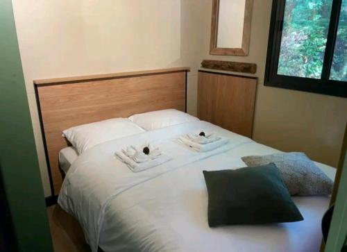 a bedroom with a bed with two towels on it at Cottage cosy Bassin d'Arcachon in La Teste-de-Buch