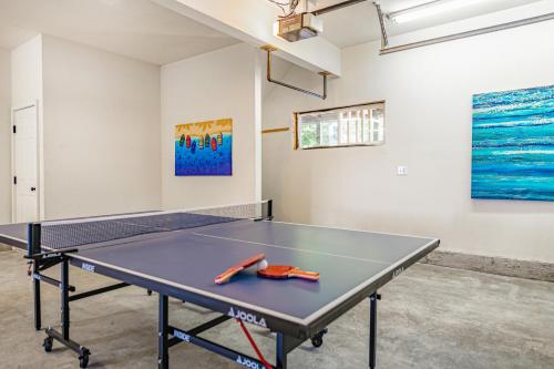 a ping pong table in a room with a ping pong racket at Evergreen at Semiahmoo in Blaine