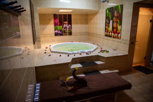 a jacuzzi tub with a snake sitting on a table at Happy Life Village Dahab in Dahab