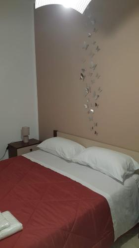 a bedroom with a bed with a flock of birds on the wall at Vacanze in Sicilia in Siculiana