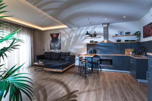 een keuken en een woonkamer met een bank en een tafel bij Nuovo Luxury Suite in Malia