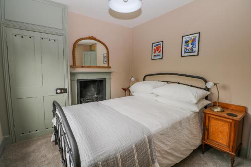 מיטה או מיטות בחדר ב-Cliffe Cottage