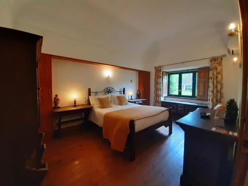 En eller flere senger på et rom på Quinta do Caçador