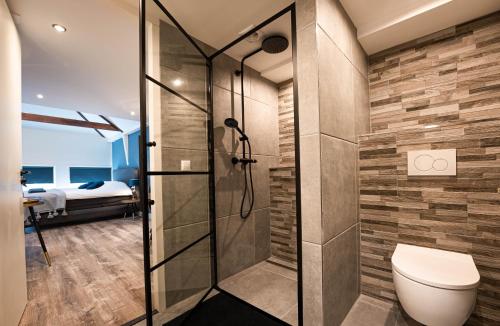 a bathroom with a shower with a toilet and a bedroom at Familie Hotel & Apartments Alkmaar in Alkmaar