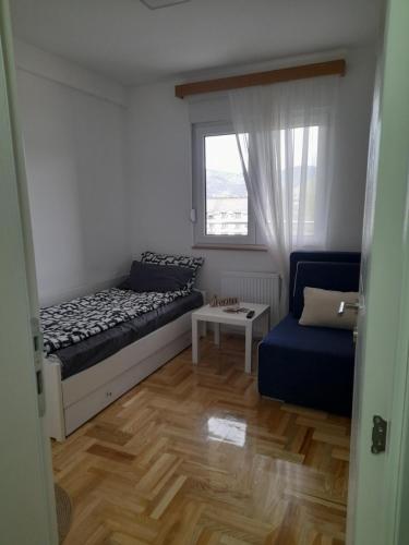 Kleines Zimmer mit einem Bett und einem Fenster in der Unterkunft GRAND BB Apartman in Bajina Bašta