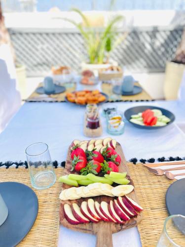 een tafel met een bord eten en fruit erop bij RIAD MAGIE Boutique Hotel in Marrakesh