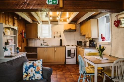 Kuchyň nebo kuchyňský kout v ubytování Innish Beg Cottages
